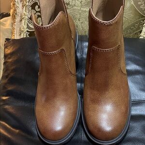 NWT- SONOMA WOMEN BROWN SLIP ON ANKLE BOOTS (SZ. 6)